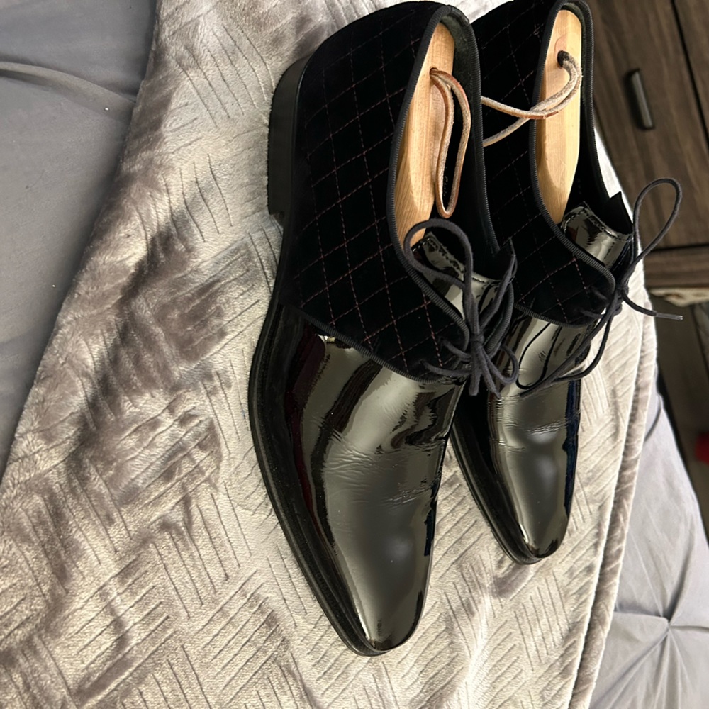 Mezlan formal lace up. Black patent leather velvet red stitches 11 med worn once